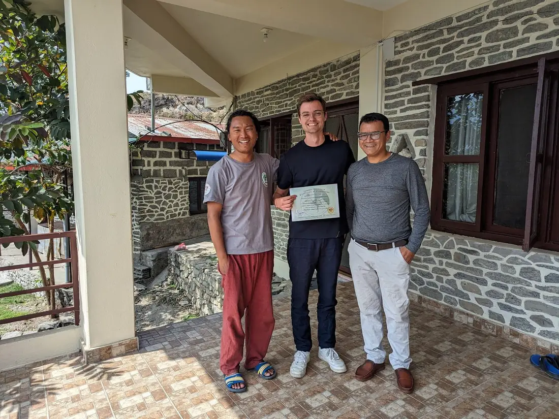 Mederic ontvangt zijn certificaat in India