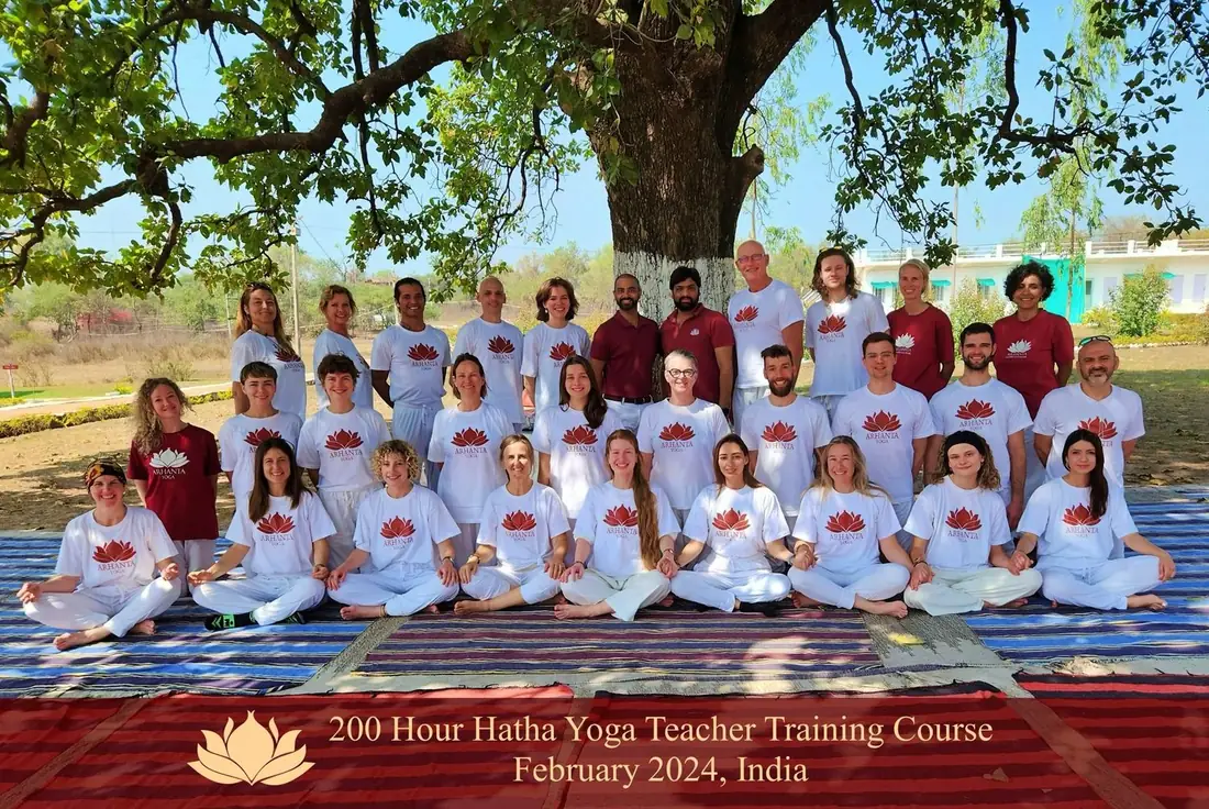 Groepsfoto van de 200 uur Hatha Yoga lerarenopleiding in India, februari 2024