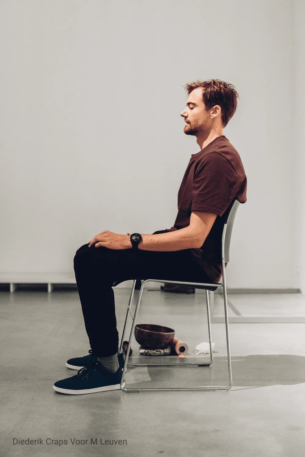 Mederic in meditatie op een stoel